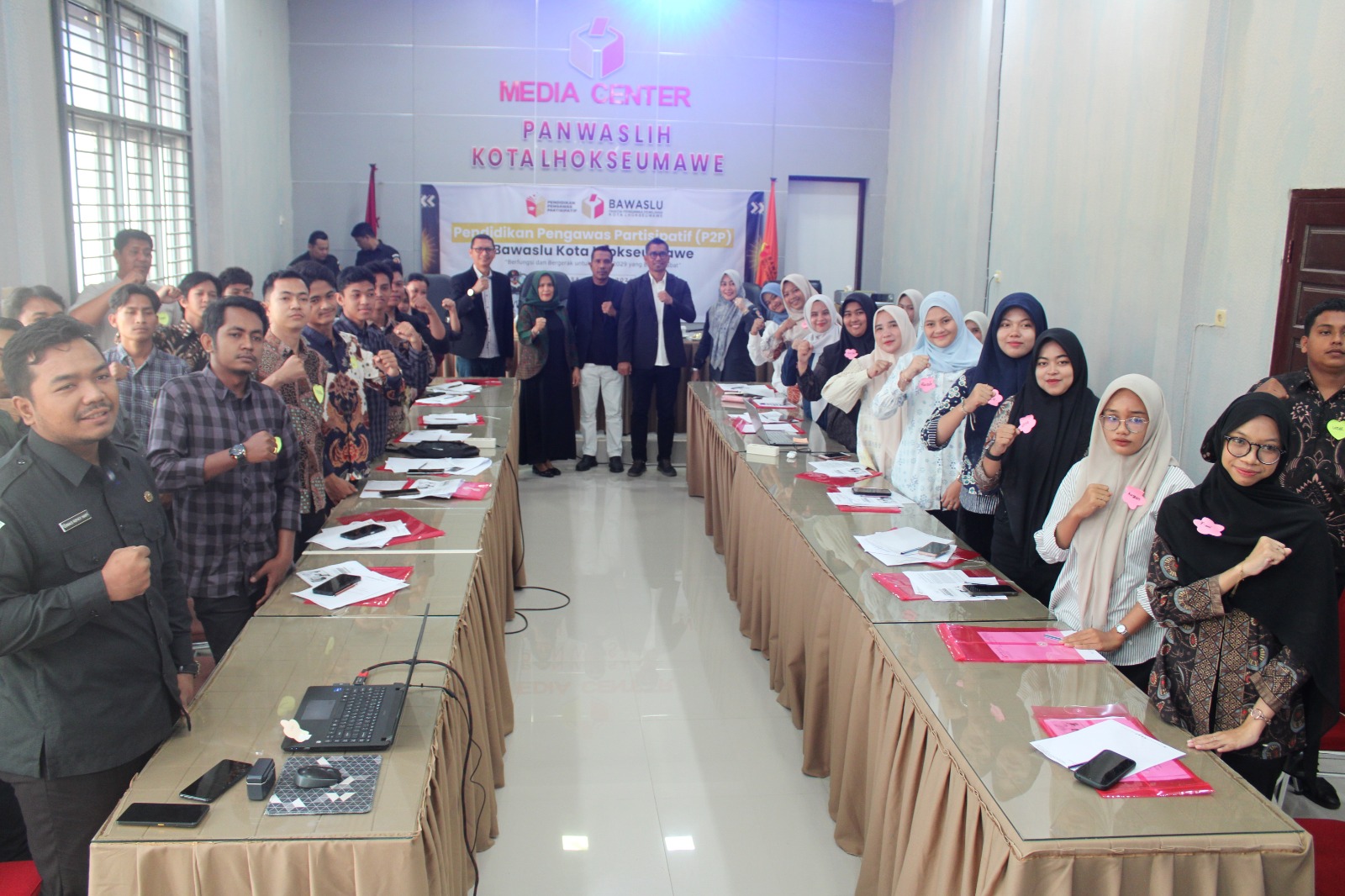 Foto bersama Peserta,Narasumber dan Panitia Pelatihan Pendidikan Pengawasan Partisipatif (P2P) di Aula kantor Bawaslu Lhokseumawe pada Selasa, 23 Juni 2026.(dok/RRI).