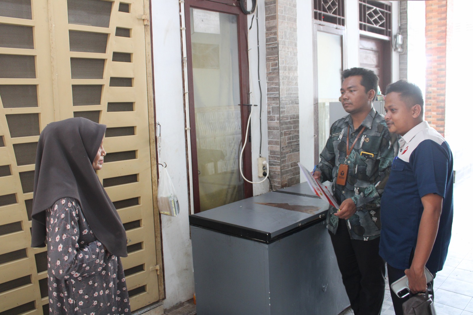 Tim uji petik Bawaslu Kota Lhokseumawe sedang memverifikasi salah satu sampel