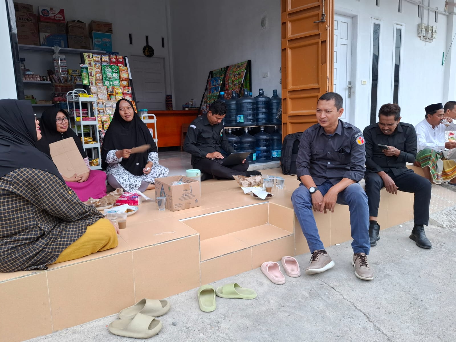  Ketua Panwaslih Kota Lhokseumawe Dedy Syahputra dan Anggota Yuli Asbar, diskusi berlangsung santai di teras salah satu rumah warga