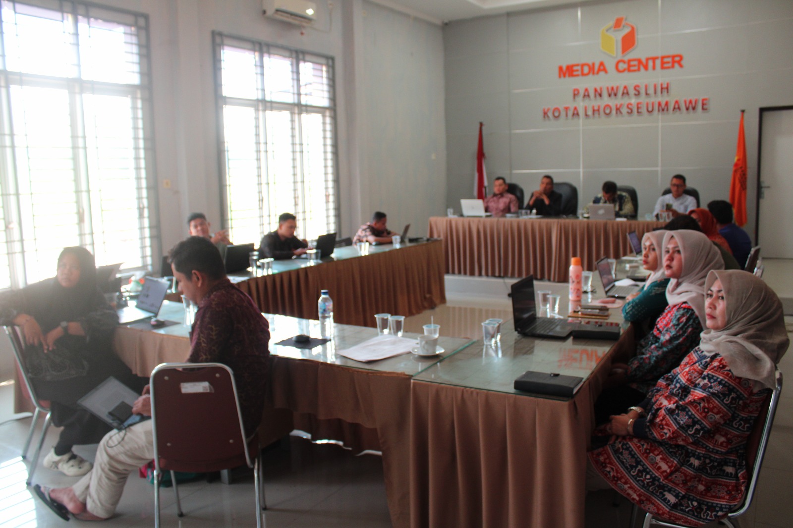 Ayi Jufridar menjadi pemateri pada kegiatan Pelatihan Penulisan Siaran Pers Standar Media Mainstream
