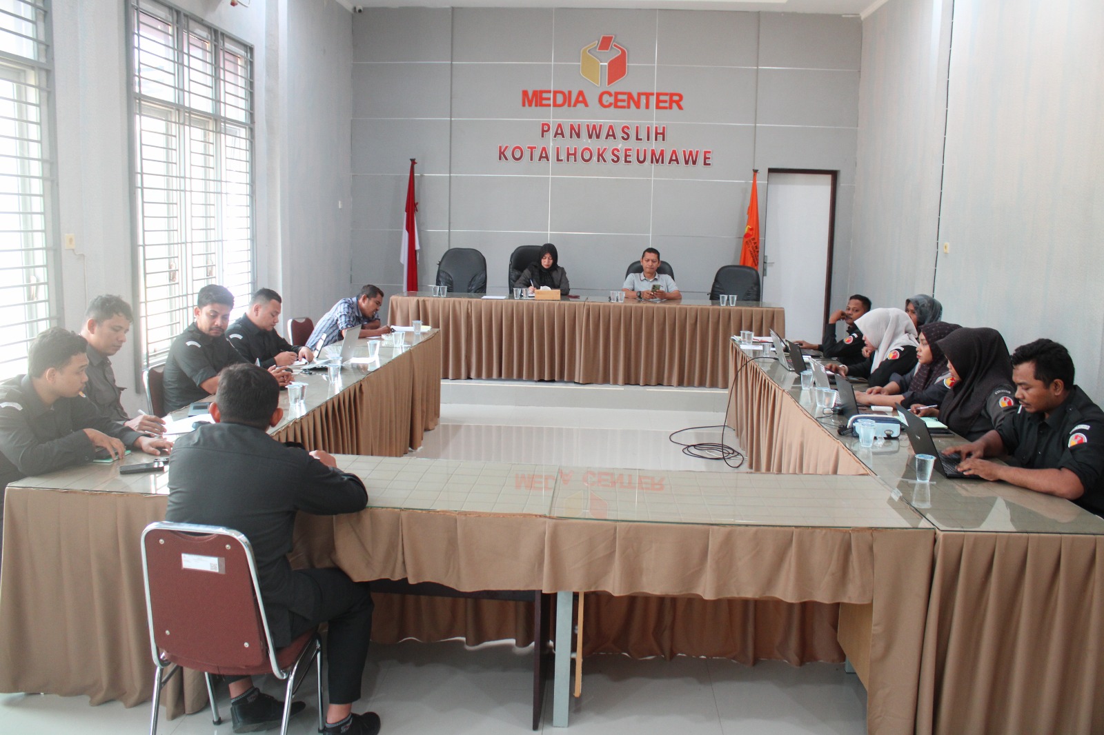 Rapat internal terkait pengelolaan serta pelayanan data dan informasi