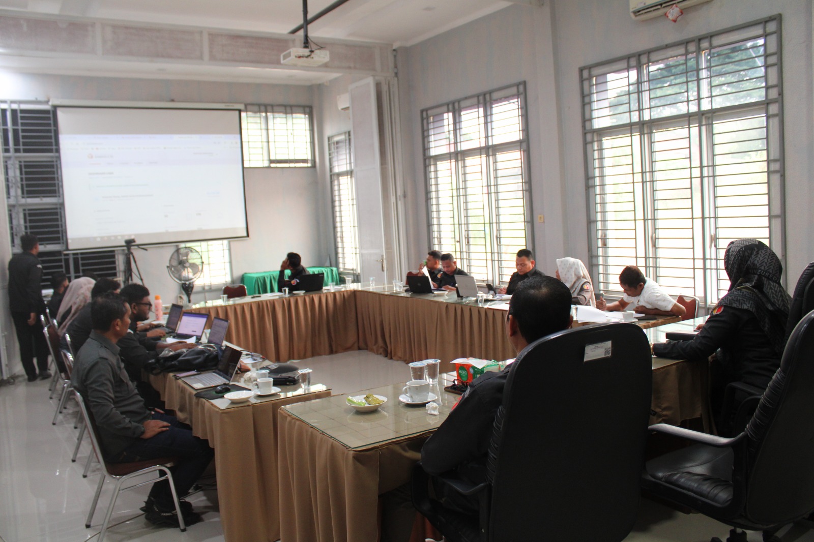Rapat membahas pengisian Self Assessment Questionnaire (SAQ)