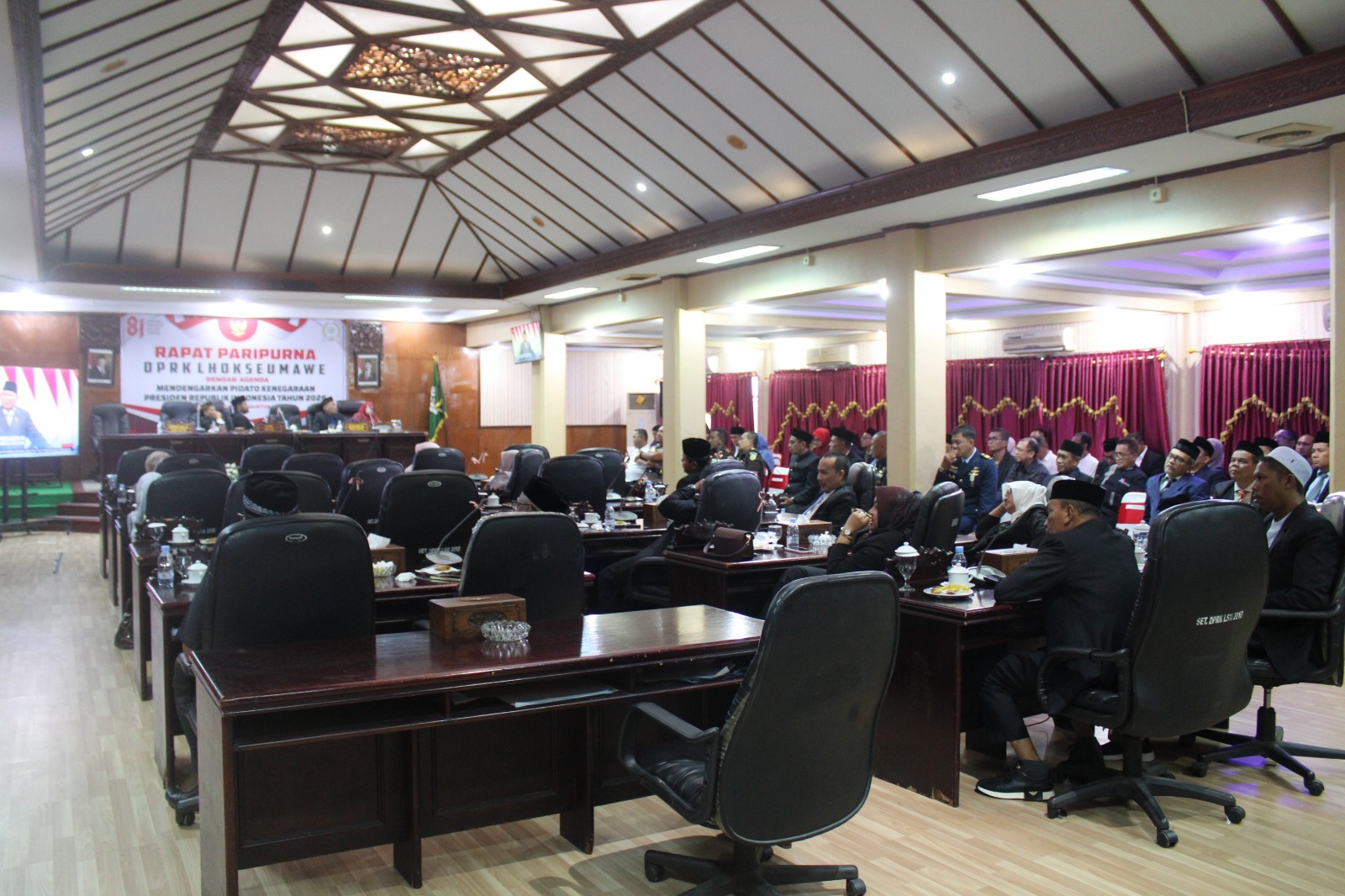 Anggota Bawaslu Kota Lhokseumawe, Ayi Jufridar, menghadiri Rapat Paripurna DPRK Lhokseumawe