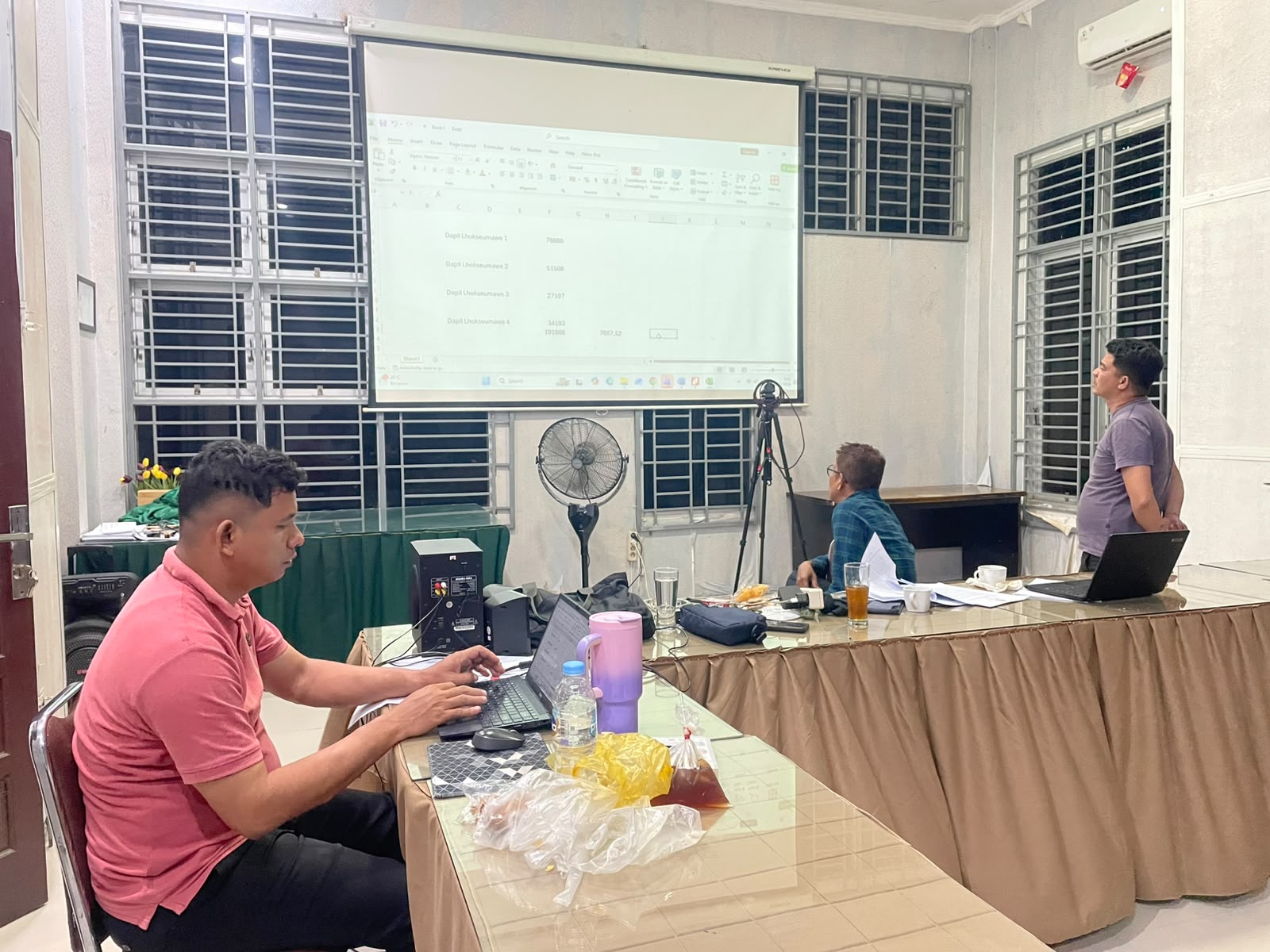 Ketua Bawaslu Kota Lhokseumawe Dedy Syahputra Memberi Arahan Kepada Jajaran Staf
