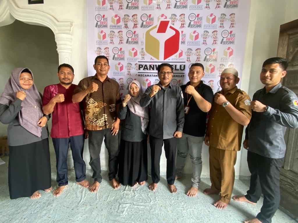 Foto bersama usai supervisi ke panwaslu kecamatan