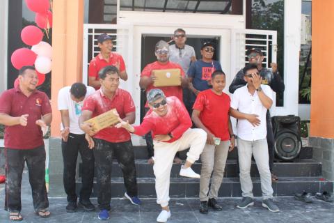 penerimaan hadiah oleh peserta lomba