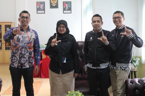 Ketua dan Anggota Bawaslu Kota Lhokseumawe sedang foto bersama dengan Kepala RRI Lhokseumawe