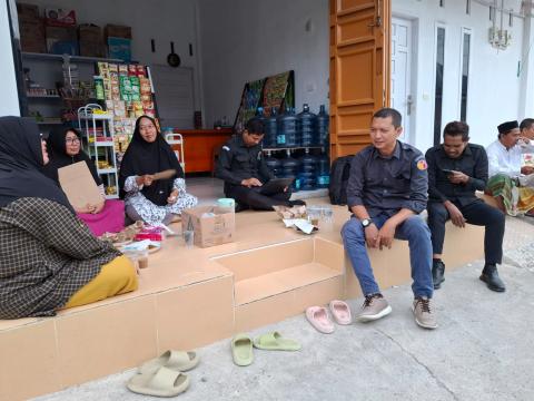  Ketua Panwaslih Kota Lhokseumawe Dedy Syahputra dan Anggota Yuli Asbar, diskusi berlangsung santai di teras salah satu rumah warga