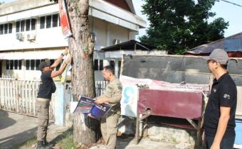 Panwaslih Kota Lhokseumawe bersama Satpol PP kembali menertibkan alat peraga kampanye (APK) yang melanggar aturan di kawasan militer lokasi perkantoran TNI/Polri di Jalan Iskandar Muda, Lhokseumawe. Foto: Ist