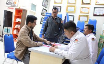 Ayi Jufridar, mengawasi proses permohonan surat keterangan pindah memilih pada hari terakhir di kantor KIP Kota Lhokseumawe