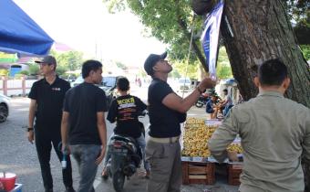 Panwaslih dan Anggiota Satpol-PP Kota Lhokseumawe menertibkan Spanduk Caleg yang melanggar aturan kampanye, diseputaran Jalan Iskandar Muda, Kecamatan Banda Sakti, Kota Lhokseumawe, pada Minggu (14/1/2024). (Foto/RRI/T. Moundary).
