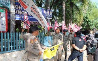 Tim penertiban Alat Peraga Kampanye (APK) Pemerintah Kota Lhokseumawe yang di dampingi oleh Panwaslih Kota Lhokseumawe melakukan penertiban APK yang melanggar aturan