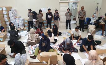 Panwaslih Kota Lhokseumwe mengawasi pelaksanaan pelipatan dan penyortiran surat suara