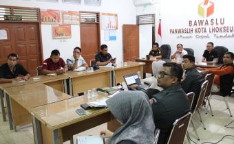 Rapat perdana Sentra Gakkumdu di Kantor Panwaslih Kota Lhokseumawe