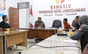 Asisten I Pemkot Lhokseumawe, Muhammad Maxsalmina, SH, MH, melakukan rapat dengan Panwaslih Kota Lhokseumawe