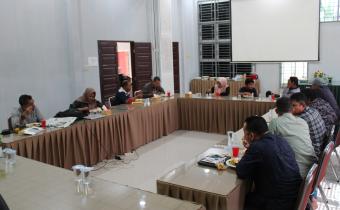 Keluarga besar Bawaslu Kota Lhokseumawe duduk makan bersama dengan khidmat