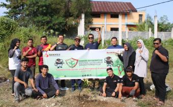 Foto bersama setelah penanaman Pohon Integritas