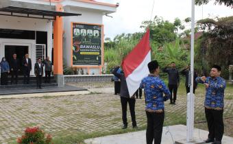 Pengibaran bendera merah putih dalam upacara Peringati Hari Kebangkitan Nasional
