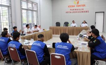 Mahasiswa Ilmu Politik Universitas Malikussaleh, berkunjung ke kantor Panwaslih Kota Lhokseumawe, Rabu (11/6/2025). Foto: Byklikcom | Amira Jufri