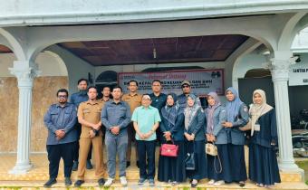 Kepala Biro Keuangan dan Barang Milik Negara Bawaslu RI foto bersama dengan Tim Bawaslu Kota Lhokseumawe