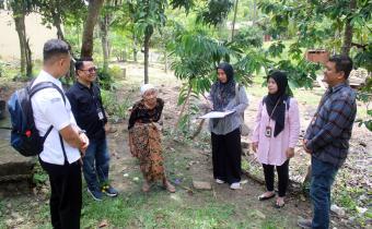 Panwaslih Kota Lhokseumawe melakukan pengawasan terhadap pencocokan dan penelitian terbatas yang dilakukan KIP Lhokseumawe, Selasa, 17 September 2025. Foto: Byklik.com - Bambang Iskandar Martin.