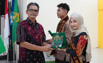 Kepala Biro Akademik, Kemahasiswaan, Perencanaan, Informasi, dan Kerja Sama, Dr Teuku Nazaruddin, menyerahkan penghargaan kepada Raizya Kemala Hayati, salah satu pemenang Duta Humas Unimal, Selasa 29 Juli 2025. Foto: Dok. Humas Unimal
