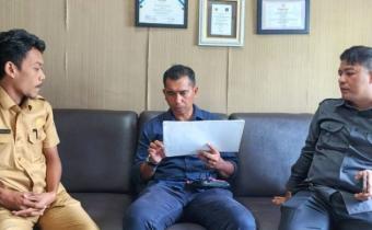 Koordinator Divisi Hukum, Pencegahan, Partisipasi Masyarakat, dan Hubungan Masyarakat Panwaslih Kota Lhokseumawe, Ayi Jufridar, melakukan uji petik pengawasan pemutakhiran data pemilih di Desa Hagu Selatan, Banda Sakti, Lhkseumawe, Selasa 15 Juli 2025.