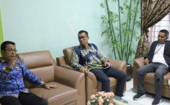 Ketua Dedy Syahputra dan Anggota Ayi Jufridar selaku Kordiv. Pencegahan, Partisipasi Masyarakat dan Hubungan Masyarakat melakukan koordinasi dengan Dinas Kependudukan dan Pencatatan Sipil (Disdukcapil) Kota Lhokseumawe melalui Zamzami, S.Ag., M.Si (Sekretaris Disdukcapil) 