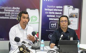 Anggota Panwaslih Kota Lhokseumawe, Ayi Jufridar dan anggota KIP Lhokseumawe, Zainal Bakri, menjadi narasumber dalam dialog Mozaik Indonesia di Pro 1 RRI Lhokseumawe, Rabu, 6 Agustus 2025.