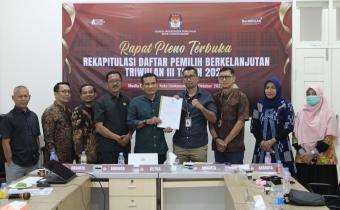 Foto bersama penyerahan BA Pleno Rekapitulasi PDPB Triwulan III