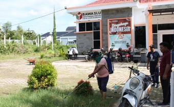 giat gotong royong membersihkan lingkungan kantor 
