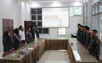 menyanyikan Lagu Kebangsaan Indonesia Raya