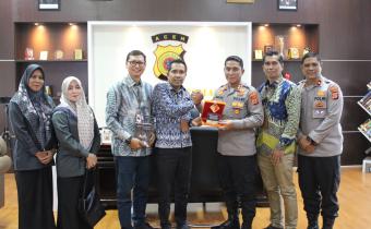 foto bersama komisioner Bawaslu Kota Lhokseumawe dengan Kapolres Lhokseumawe