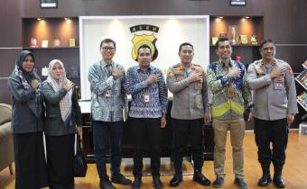 foto bersama komisioner Bawaslu Kota Lhokseumawe dengan Kapolres Lhokseumawe