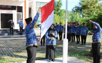 upacara bendera dengan penuh khidmat di halaman kantor setempat