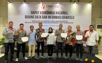 Foto bersama Ketua Bawaslu Se-Aceh meraih Penghargaan Keterbukaan Informasi Publik