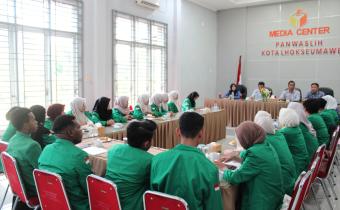 Sejumlah mahasiswa Fakultas Ilmu Sosial dan Ilmu Politik (FISIP) Universitas Malikussaleh (Unimal) melakukan kunjungan lapangan ke Kantor Bawaslu Kota Lhokseumawe