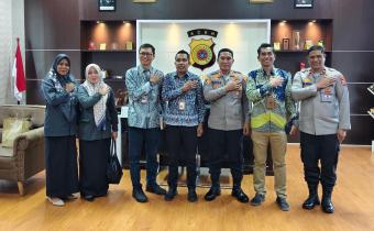 Kapolres Lhokseumawe AKBP Ahzan bersama Wakapolres Kompol Salmidin berfoto bersama Ketua Panwaslih Kota Lhokseumawe Dedy Syahputra, anggota Panwaslih, serta jajaran sekretariat usai melakukan pertemuan silaturahmi di Mapolres Lhokseumawe, Selasa (24/9/2025).