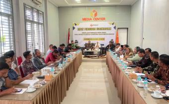 Kordiv. Penanganan Pelanggaran (PP), Data dan Informasi (Datin) Panwaslih Provinsi Aceh Safwani, S.H sedang memberi sambutan kepada audiens