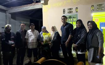 Bawaslu Kota Lhokseumawe Salurkan Bantuan Masa Panik untuk Staf Terdampak Banjir