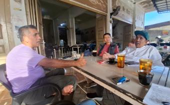 Panwaslih Kota Lhokseumawe menggelar diskusi dengan Zulfakri (warga setempat) di warung kopi. Lhokseumawe, Jumat, 23 Januari 2026. Foto: Humas.