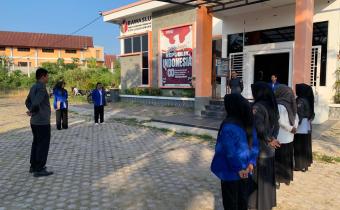 Yuli Asbar memberikan arahan dalam apel rutin