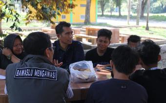 Panwaslih Kota Lhokseumawe menggelar diskusi dengan sejumlah aktivis mahasiswa di taman Kampus Bukit Indah Universitas Malikussaleh, Lhokseumawe, Selasa, 27 Januari 2026.