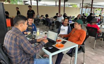  Ketua Bawaslu Kota Lhokseumawe sedang berbincang demokrasi bersama Imran warga Gampong Uteunkot. Foto : Humas
