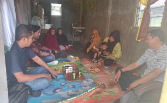  Ketua dan Anggota Bawaslu Kota Lhokseumawe sedang berdiskusi demokrasi bersama sekelompok perempuan. Foto : Humas