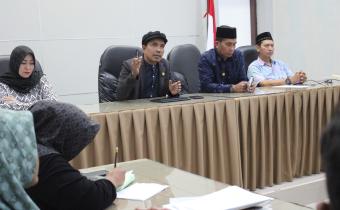 Dedy Syahputra sedang memaparkan kultum dengan tema penguatan sumber daya manusia pengawas pemilu. Foto:Humas 