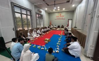 mendengarkan kultum dari narasumber Teuku Zulkarnaen menjelang buka puasa bersama