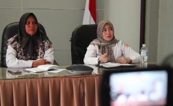 Koordinator Sekretariat Bawaslu Kota Lhokseumawe, Santi Setiawati, bersama jajaran staf sekretariat mengikuti kegiatan Pelatihan Jarak Jauh (PJJ)
