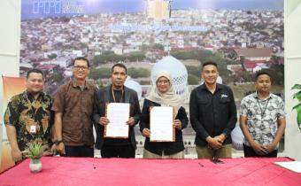 Penandatanganan Perjanjian Kerja Sama (PKS) antara Radio Republik Indonesia (RRI) Lhokseumawe dan Bawaslu Kota Lhokseumawe yang dihadiri Ketua Panwaslih atau Bawaslu Dedy Syahputra, sebagai upaya memperkuat edukasi dan informasi demokrasi kepada masyarakat di Lhokseumawe. Foto: Humas