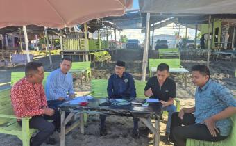 Ketua dan Anggota Bawaslu Kota Lhokseumawe menggelar rapat koordinasi santai di kawasan pesisir pantai guna membahas evaluasi serta penguatan pengawasan tahapan pemilu.